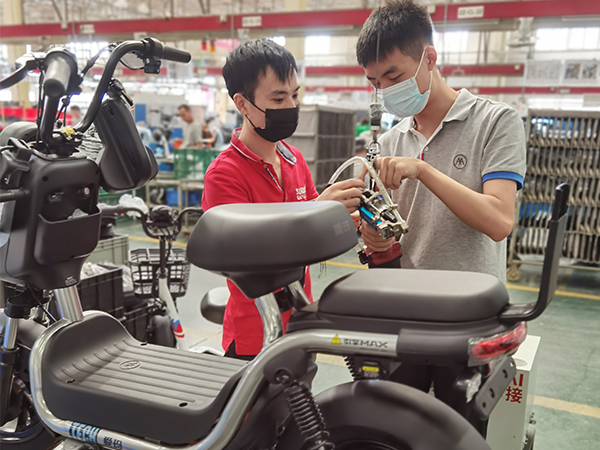 強(qiáng)強(qiáng)聯(lián)合：速耐電動(dòng)車自動(dòng)鉚釘槍攜手愛瑪打造中國(guó)“智造”電動(dòng)自行車