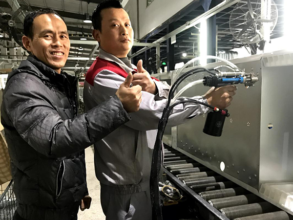 加藤員工使用速耐自動拉釘機(jī)